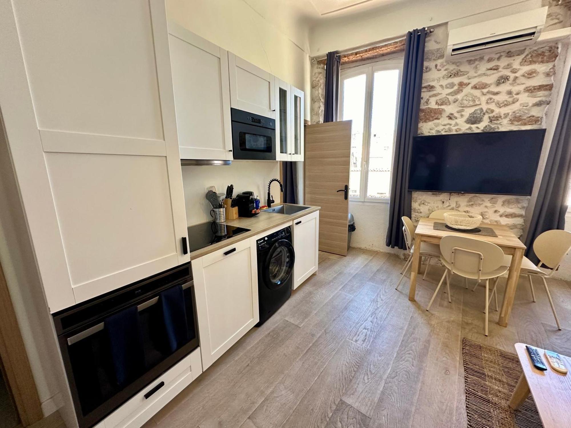 Gorgeous Brand New 2 Bedrooms Apartment *